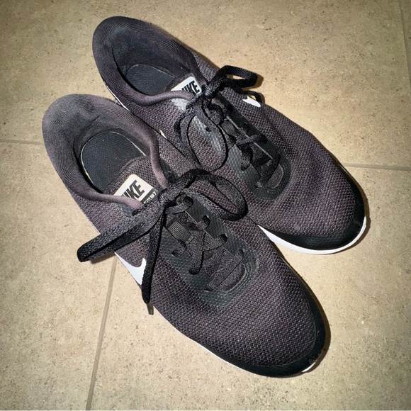 Women’s Nike, volleyball sneakers, sz 8.5 - Picture 3 of 5